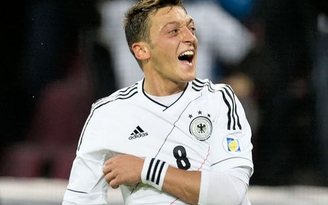 Ozil dưỡng thương đến hết năm 2014